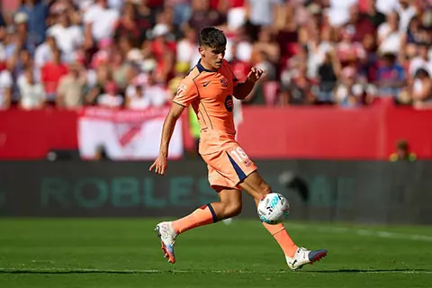 بين جيرارد مارتن والمواهب الصاعدة.. رحلة بحث فليك عن قلب الدفاع الأعسر في برشلونة